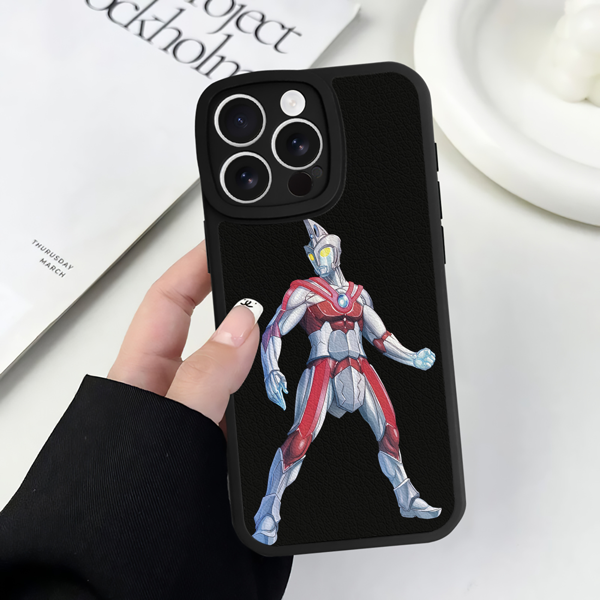 （画像用） ウルトラマン Ultraman 【iPhone 16シリーズ対応】シリコンスマホケース（レザー調） 材質：シリコン